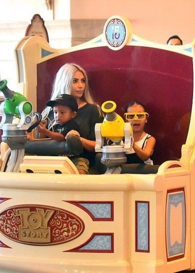 كيم كاردشيان تحتفل بعيد ميلادها برفقة طفليها في ديزني لاند