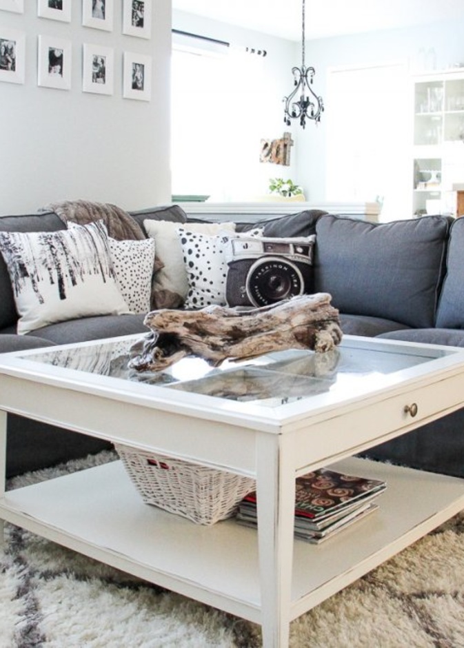 المخدات واللوحات والإكسسوارات مهمة في غرف المعيشة.