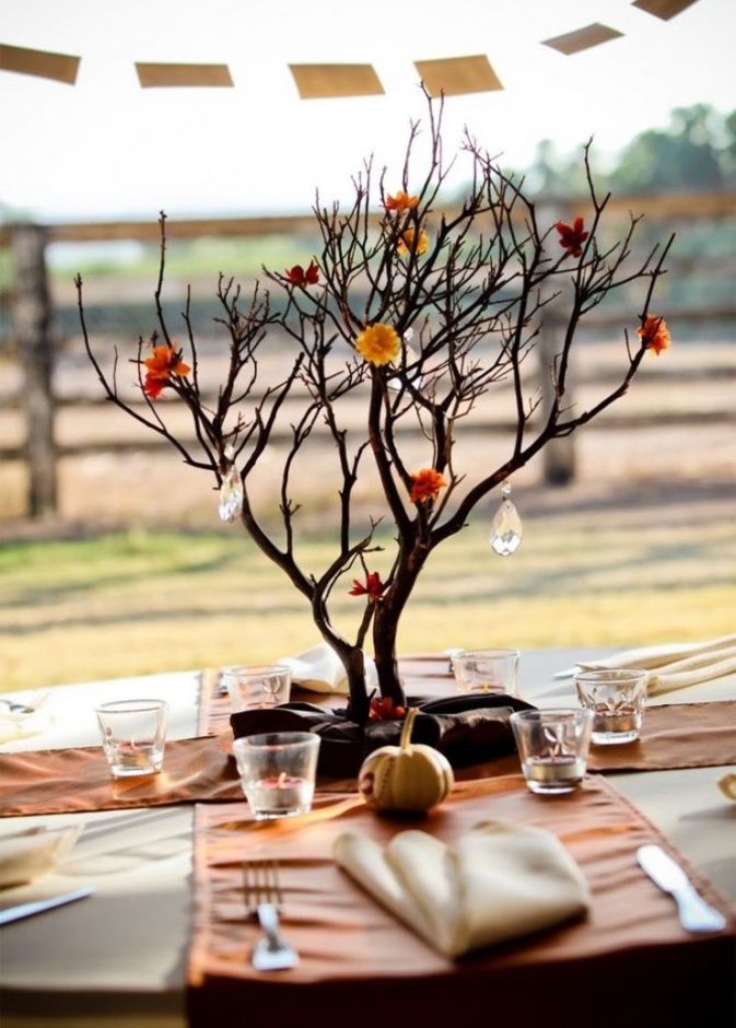 سنتربيس من الورود البرتقالية و الصفراء لحفل الزفاف الخريفي