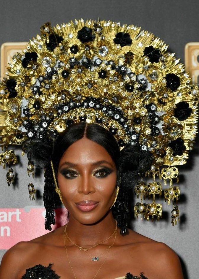 نعومي كامبل متألقة بأكسسوار ضخم خلال حضورها لحفل أمفار الخيري