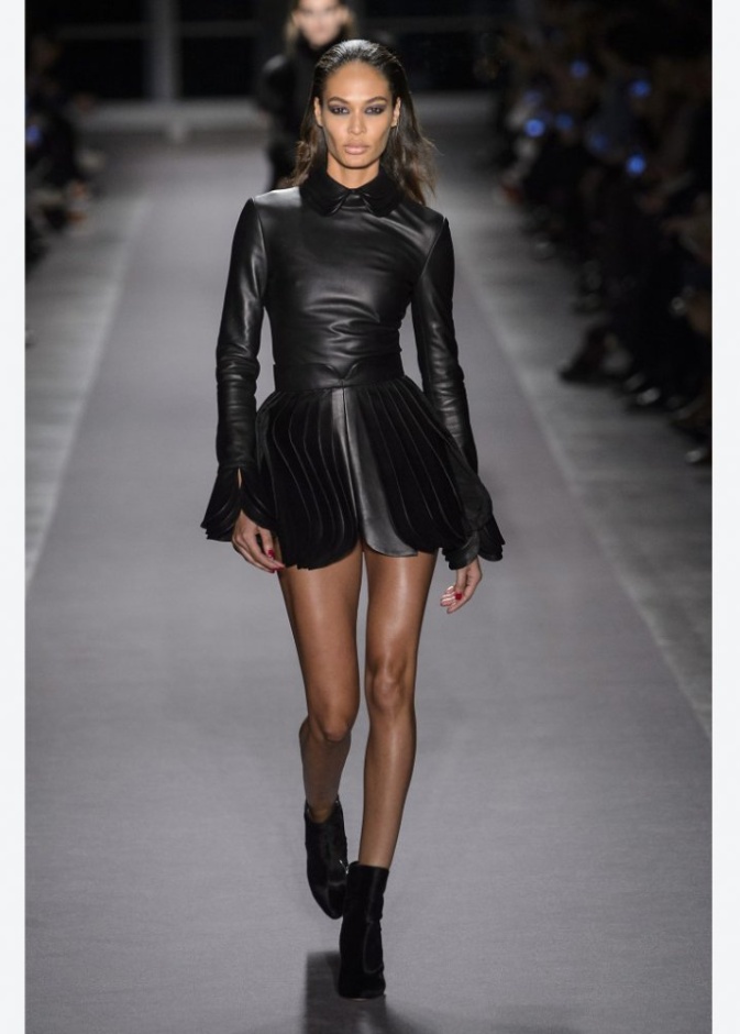 brandon Maxwell أسلةب راقي وقماشات شتوية وتنورة قصيرة تليق بقصيرات القامة