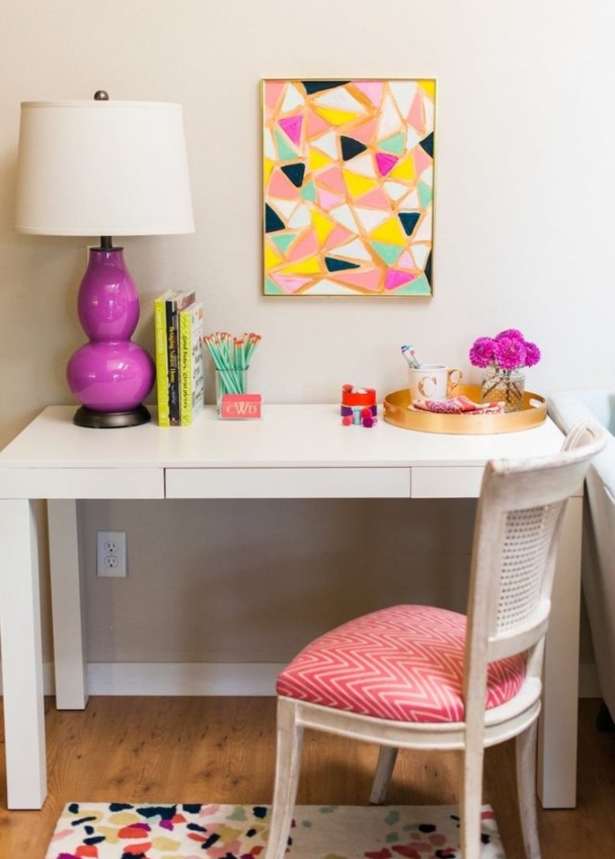 زاوية المنزل تتحول لغرفة مكتب صغيرة