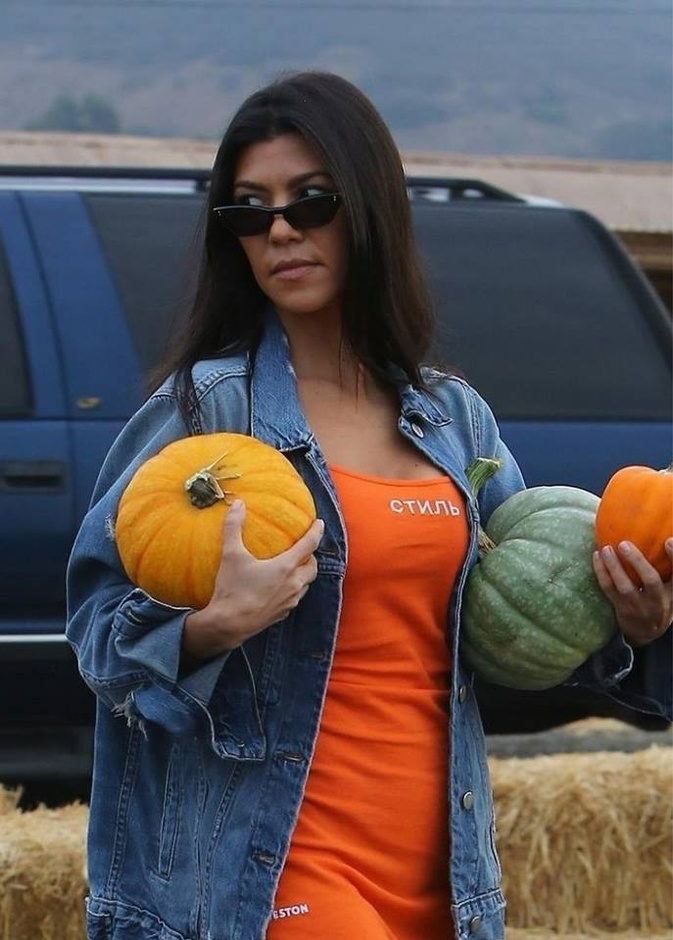 كورتني كاردشيان تختار عددا من حبات اليقطين استعدادا للاحتفال بالهالوين