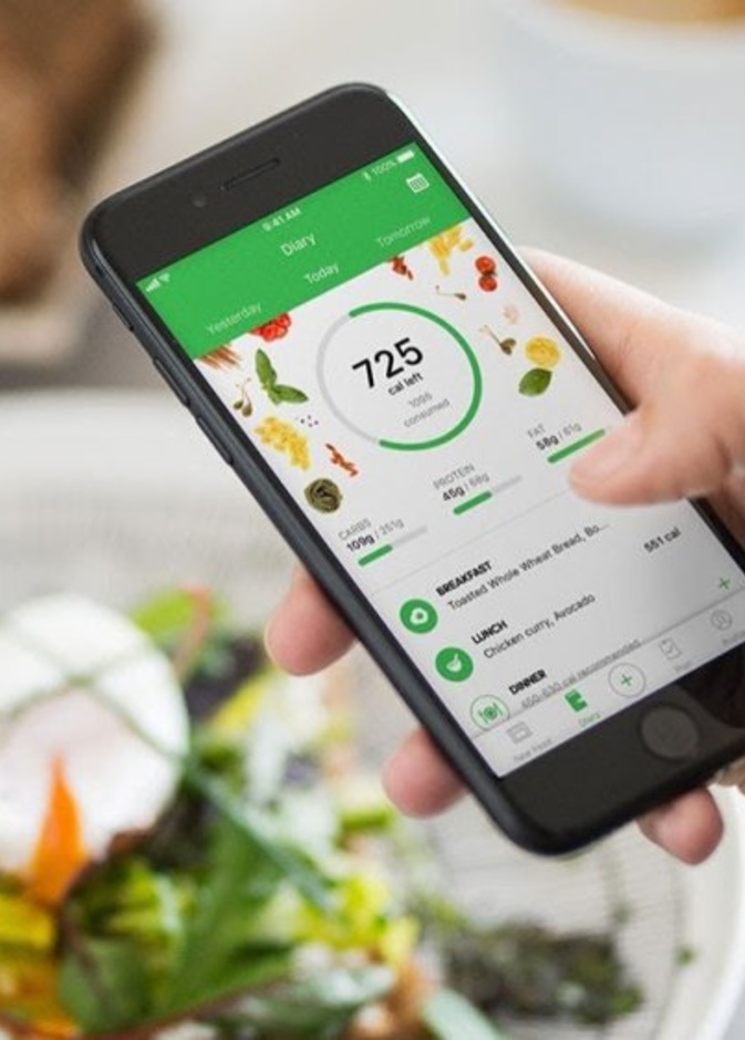 تطبيق Runtastic Balance Food Tracker & Calorie Counter يحسب عناصر الطعام الأساسية و القيم الغذائية للوجبات.