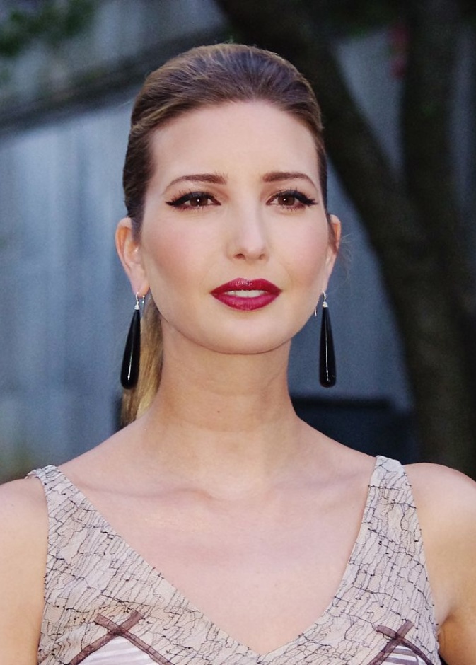 ايفانكا ترامب ترتدي أقراط لافتة من Marni