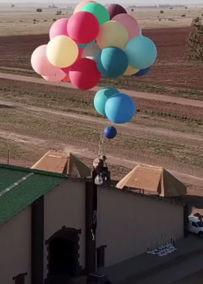 مغامر يحلق على ارتفاع 2500 م بكرسي تحمله بالونات