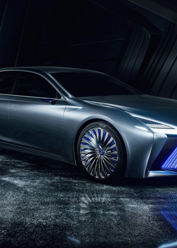 لكزس تنافس مرسيدس وبي إم دبليو بسيارة فارهة