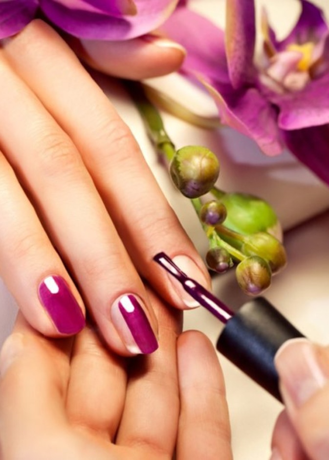 مناكير باللون الاحمر للاظافر القصيرة