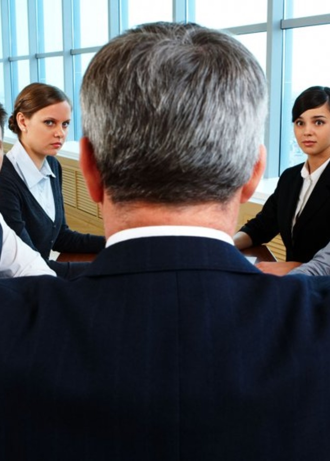 الموظّف العقرب هادئ، واثق من نفسه ويعرف ماذا يريد