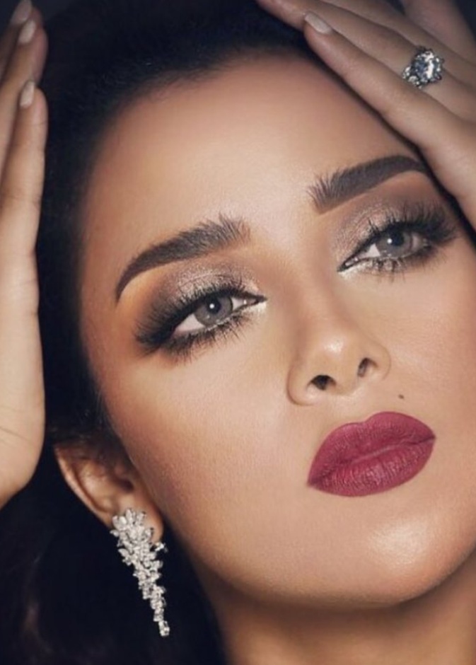 بلقيس فتحي مشرقة بمكياج قوي وبرونزي