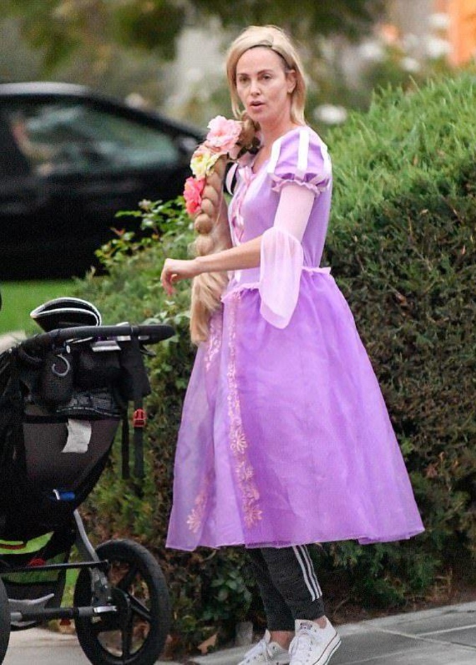 يبدو أن تشارليز ثيرون النجمة الوحيدة التي لم توفق في اختيارها لأزياء الهالوين هذا العام !