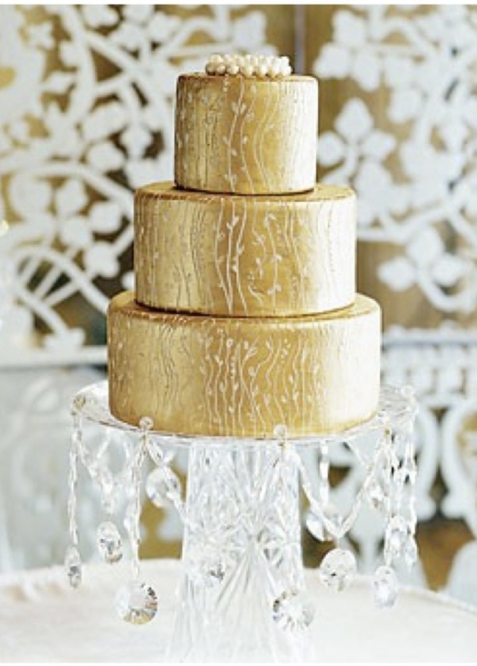 كيك ناعم باللون الذهبي