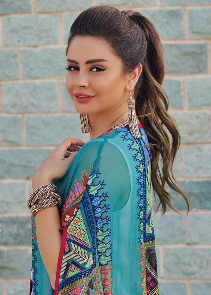 المكياج الترابي الناعم مع تسريحة ذيل الحصان