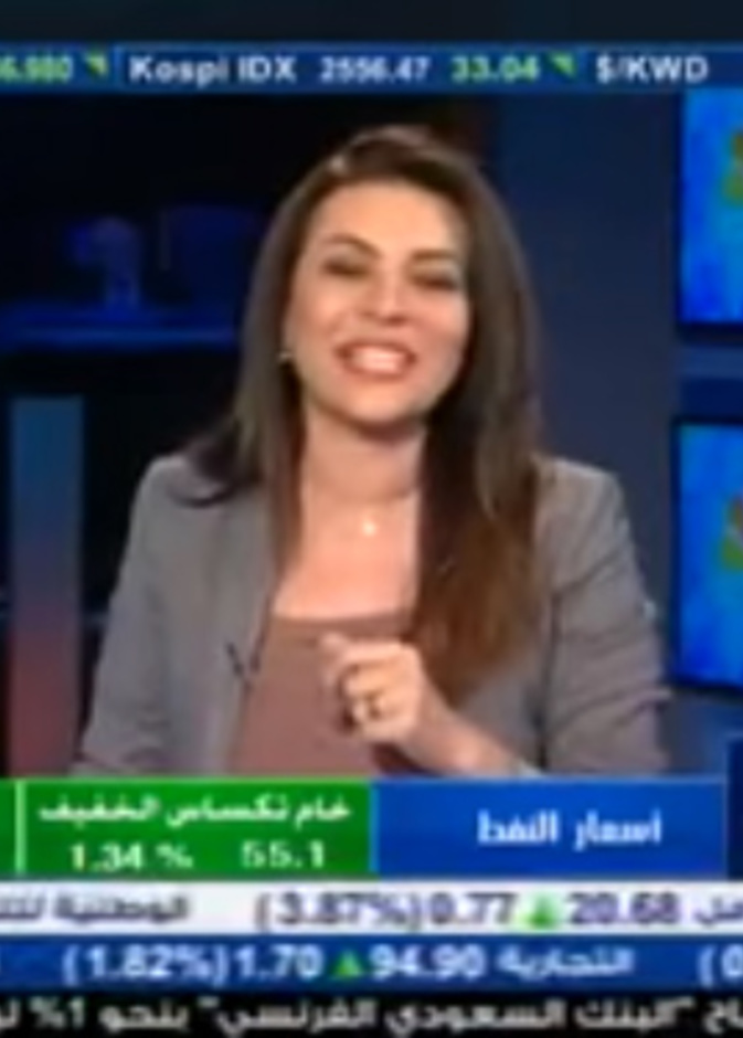 مذيعة تجري مقابلة مع مراسل على الهواء