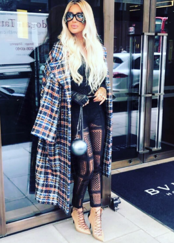 شورت جينز قصير اختارته مايا دياب على المسرح ونسقت معه جزمة عالية لفوق الركبة