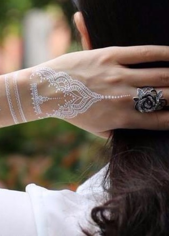 نقوشات حناء بيضاء مستوحاة من التقاليد العربية