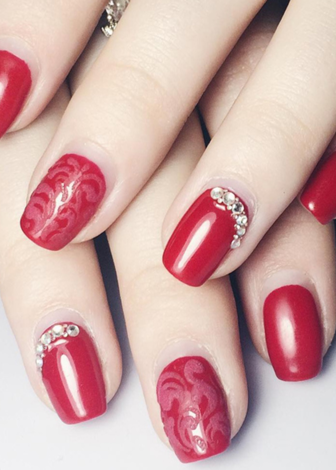 طلاء الأظافر الأحمر يمنح للعروس شكلا جذابا جدا