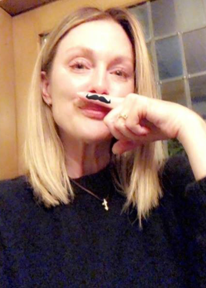 جوليان مور بـ "شنب" لنشر التوعية بمرض سرطان البروستاتا في نوفمبر