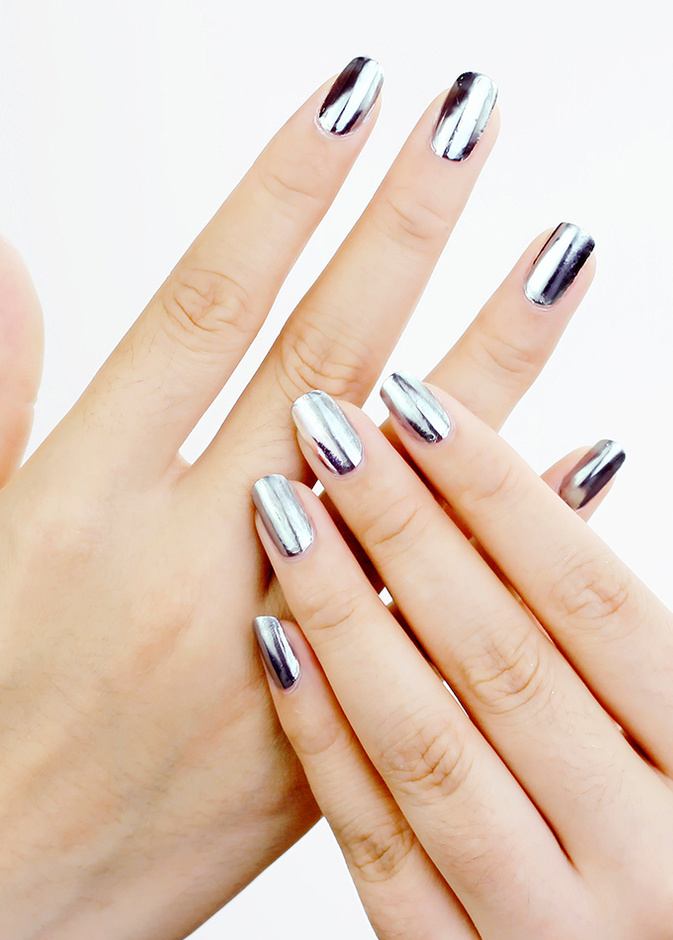 ضيفي بعض التألّق إلى أظافرك مع اللون الفضيّ البراق