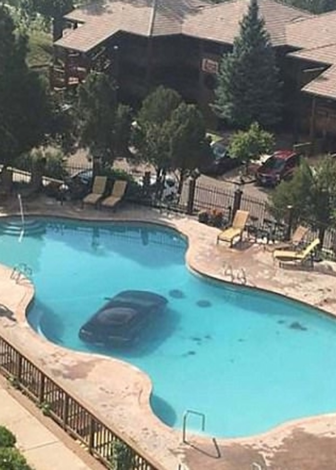 سيارة قفزت إلى الطابق الثاني