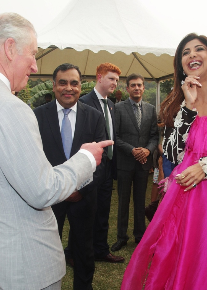 شيلبا شيتي تحدثت مع الأمير تشارلز عن اليوجا