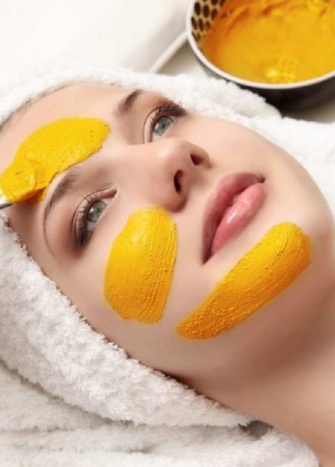 الكركم والعسل قناع مفيد للعروس