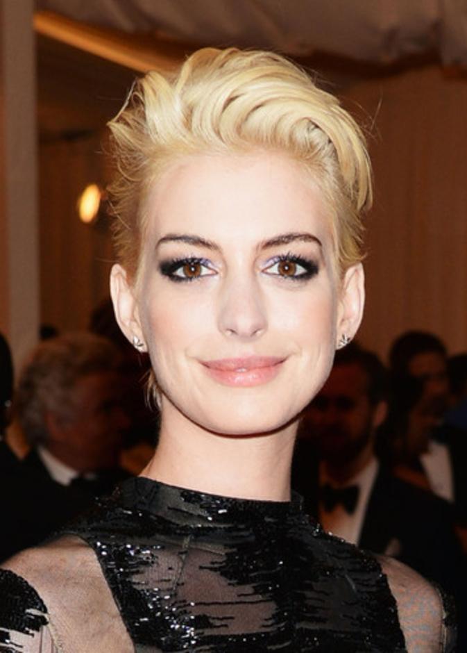 تسريحات شعر كاري من اختيار آن هاثاواي ‏Anne Hathaway‏ ‏ مع احمر الشفاه القوي