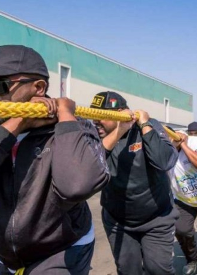 فريق شرطة دبي المؤلف من 56 فردًا ، سحبوا الطائرة العملاقة لأكثر من 100 متر