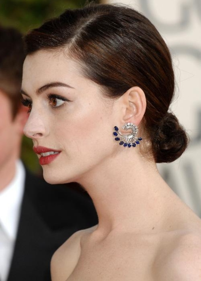 آن هاثاواي ترتدي أقراط فان كليف أند أربلز في حفل الغولدن غلوب