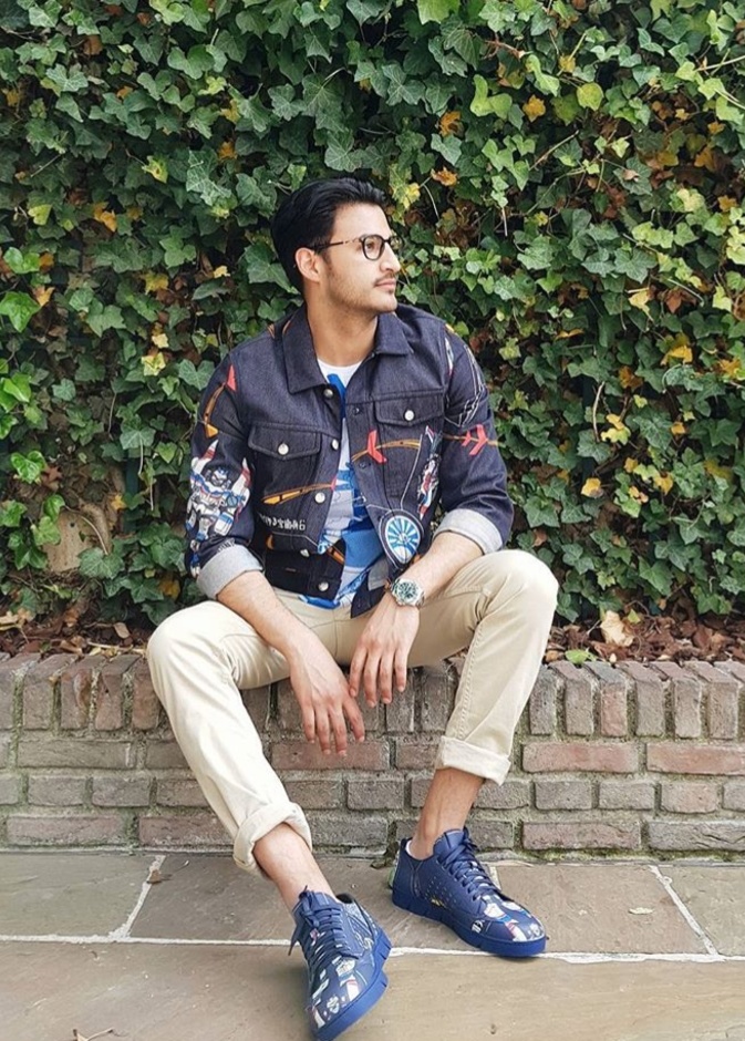 أيمن بإطلالة شتوية