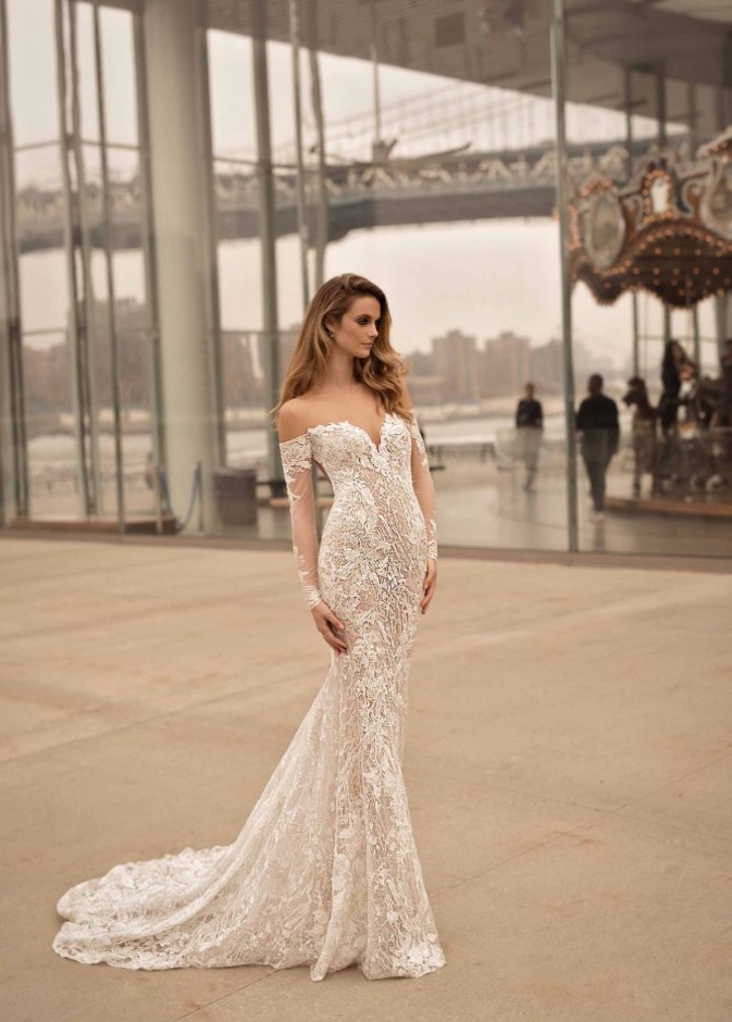 فستان مكشوف الاكتاف من نعيم خان