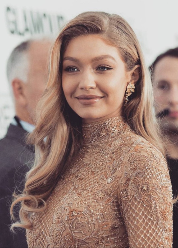 رسمات عيون آيلاينر الريترو بأسلوب جيجي حديد Gigi Hadid