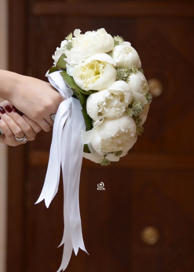 رؤى تهتم بكل تفاصيل العروس في تصويرها.