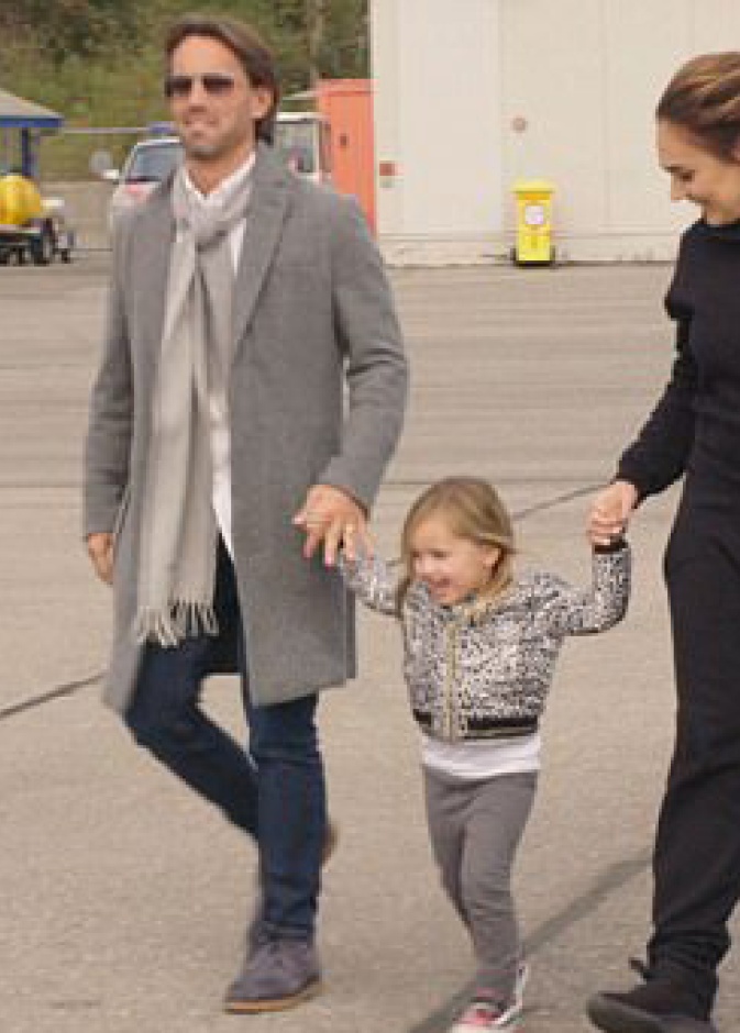 أكثر طفلة مدللة.. لديها قصر صغير وألعاب حصرية وخادم خاص