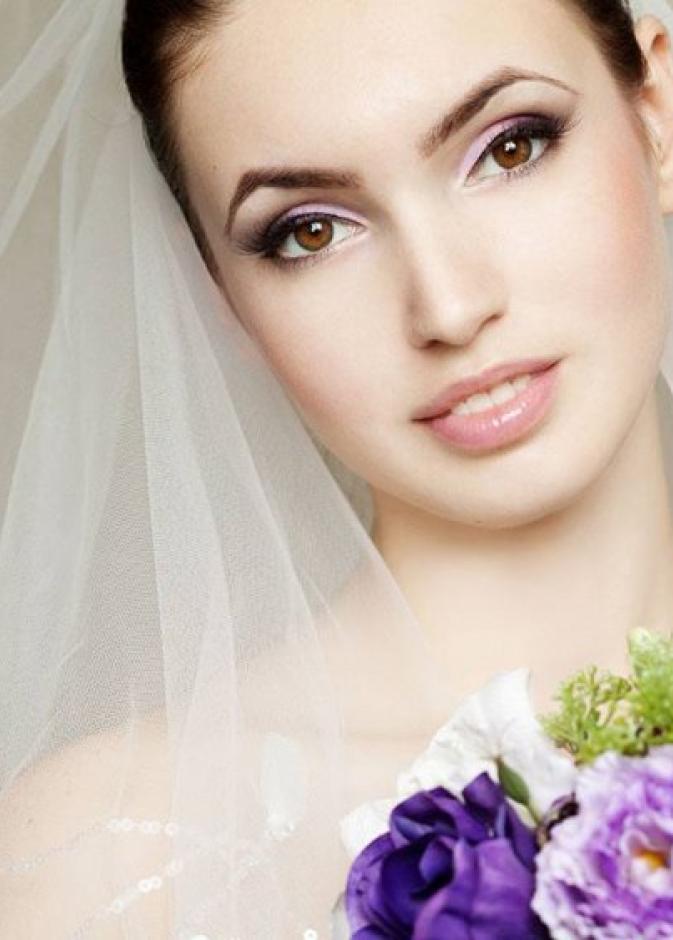 يمكنك استخدام الفازلين لإزالة الصمغ المثبت للرموش الاصطناعية