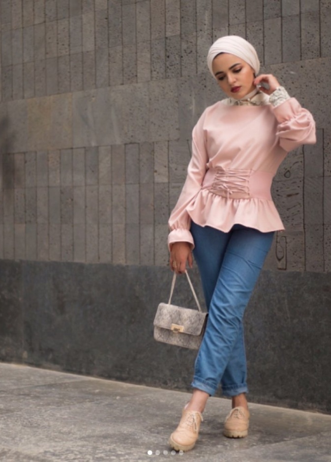 سحر تميزت بأناقتها في اختيار الإكسسوارات مع أزيائها