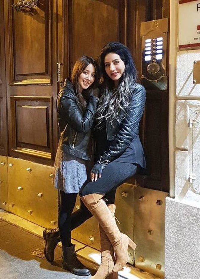 لجين عمران تقضي أوقاتا ممتعه برفقة شقيقتها أسيل في مدينة البندقيه