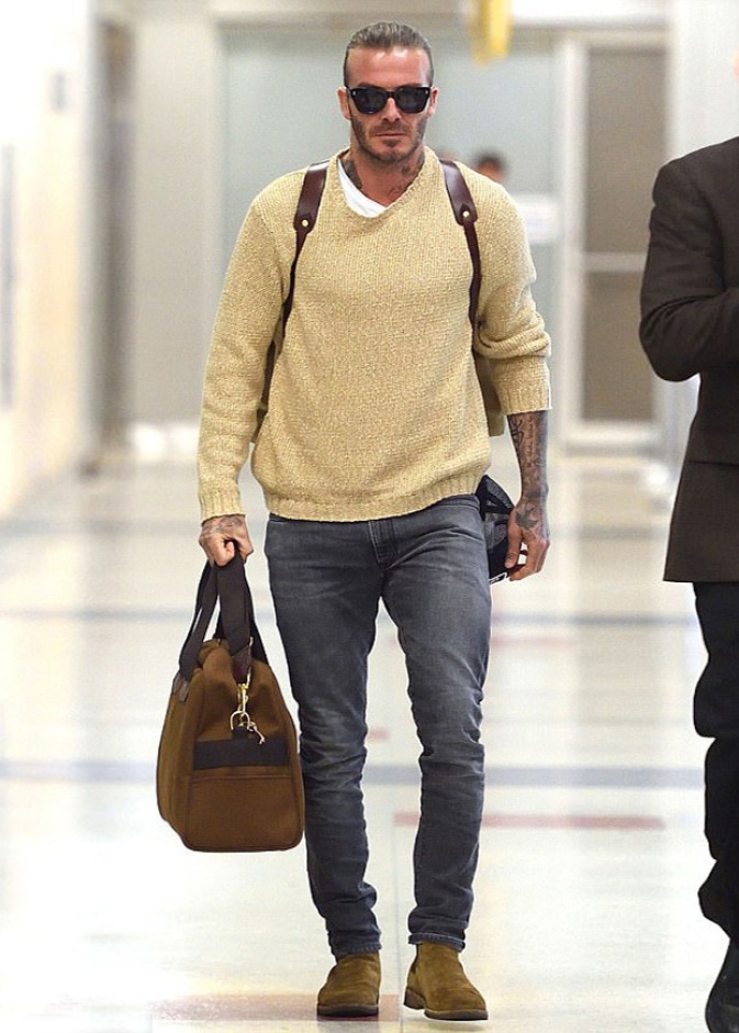 ريان رينولدز اختار كارديغان رمادي مع قميص مطبّع وجينز أسود باطلالة شبابية جذابة