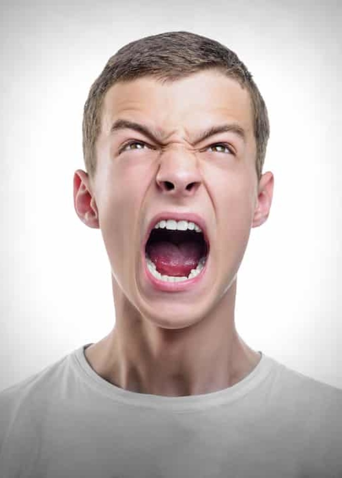 الغيرة من ابرز العيوب التي تؤثر سلباً على علاقات العقرب العاطفية