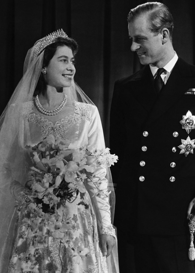 الملكة اليزابيت مع الامير فيليب في سيارة الزفاف