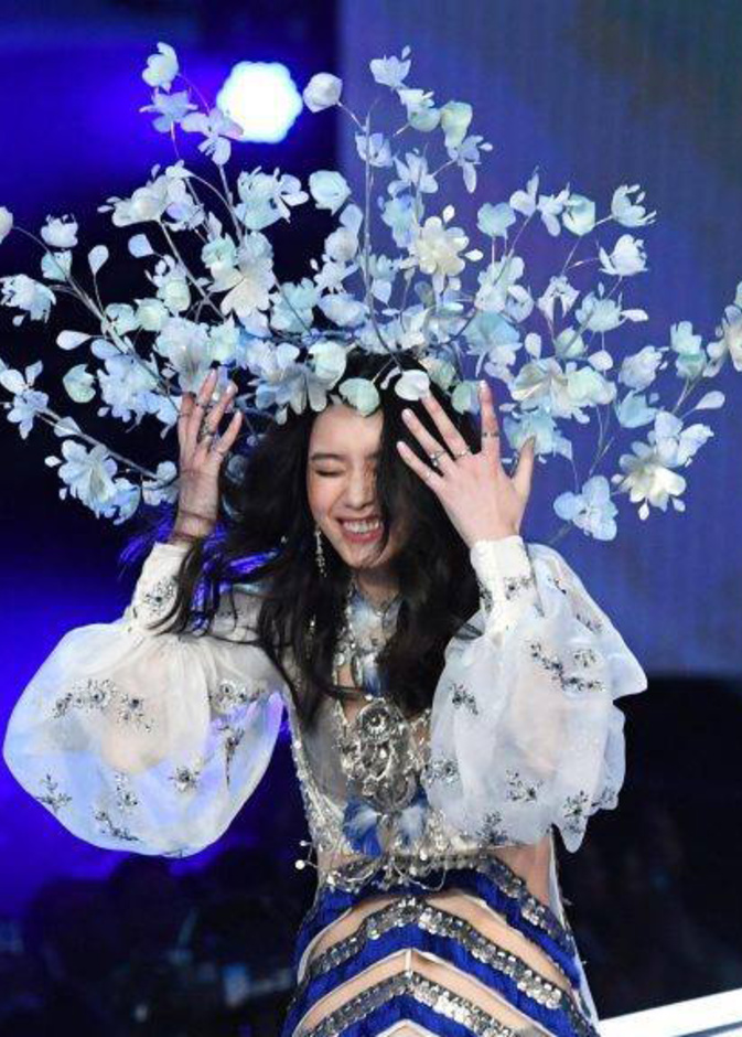موقف لا يُحسد عليه لعارضة الأزياء Ming Xi بعد تعثرها خلال عرض أزياء فيكتوريا سيكريت بالأمس