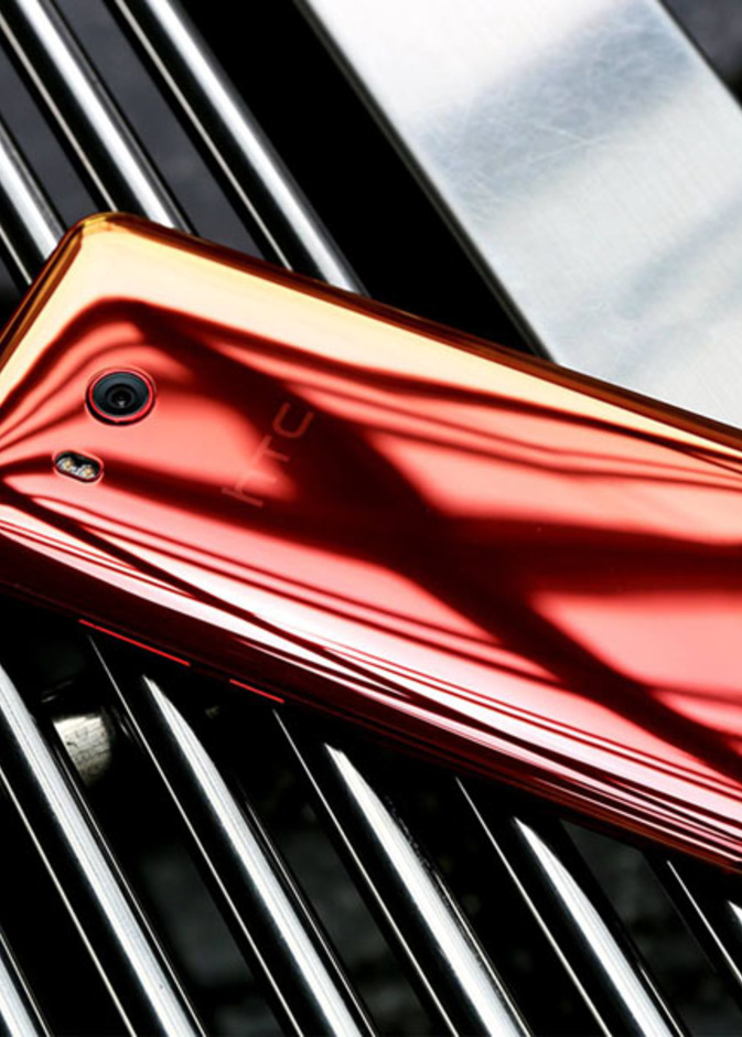 هاتف اتس تي سي باللون الذهبي