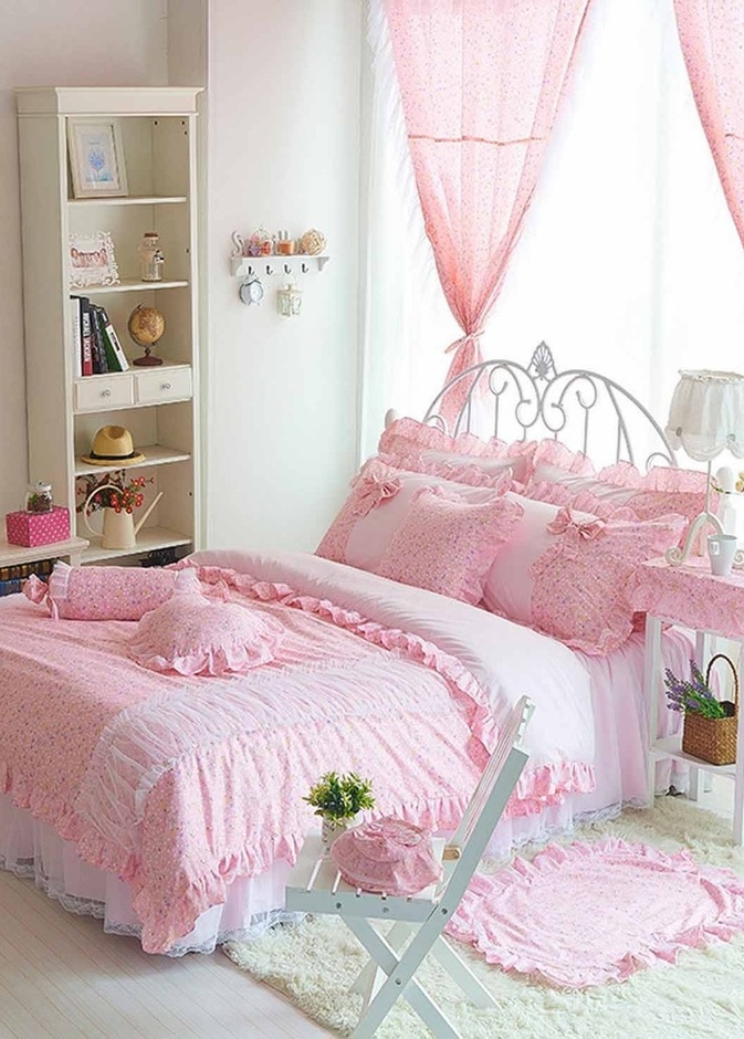 توزيع المخدات الوردية في أنحاء الغرفة