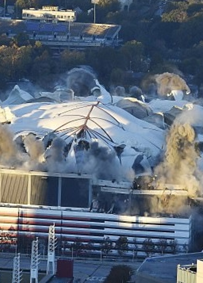 هيكل صناعي ضخم لمنع تهدم الملعب الجديد