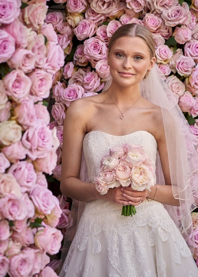 إجعلي زفافك مبهرا بباقات الزهور التي تتوسط طاولات الزفاف