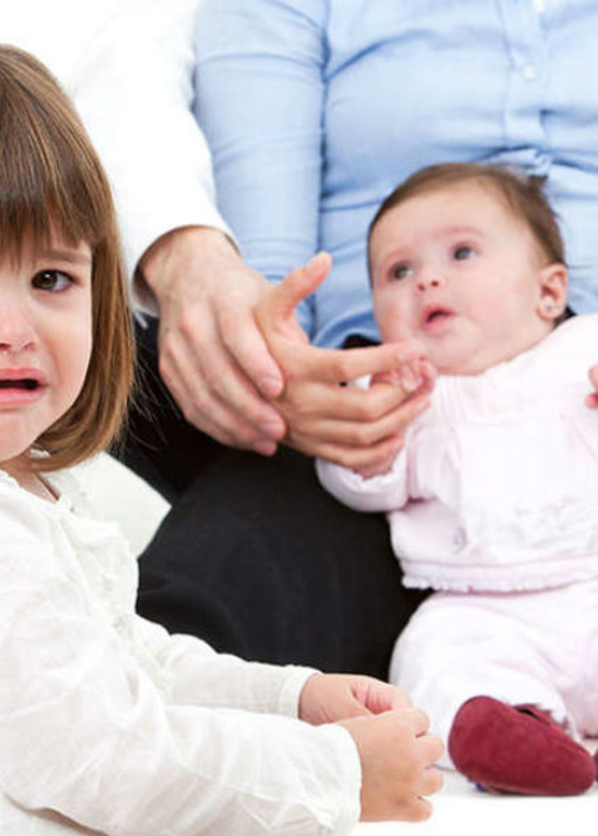 كيف تتعاملين مع الغيرة بين اطفالك