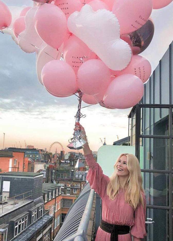 كلوديا شيفر تقضي أوقاتا ممتعة في لندن خلال جولتها للترويج لكتابها