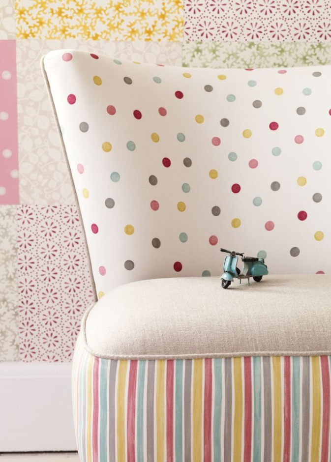 اللون الوردي في ديكور الجدار بنقشة المنقط