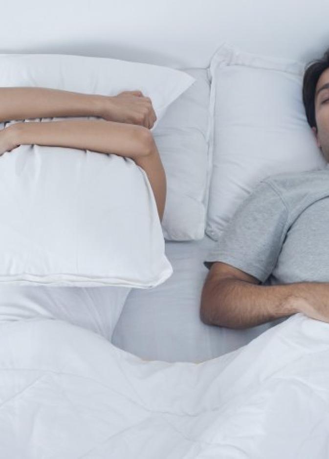 امرأة تهدد وزوجها بالطلاق بسبب حركاته هو نائم