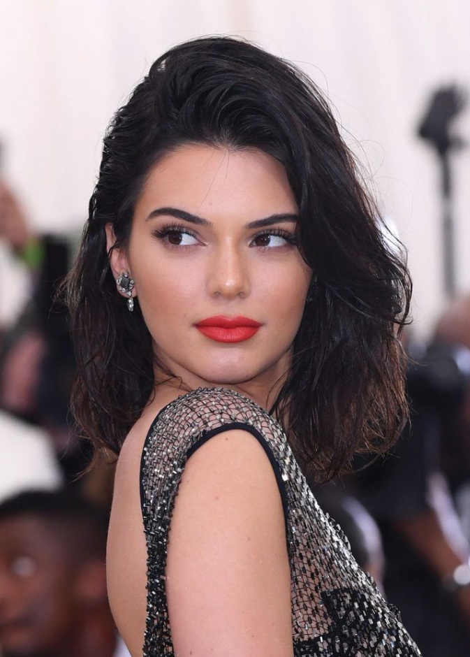 مكياج عيون ذهبي على طريقة كيندال جينيرKendall Jenner